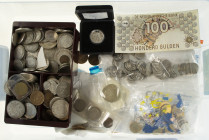 Plastic box met Juliana zilver en onedele naoorlogse munten, tevens iets divers wb. biljet van 100 gulden 1992