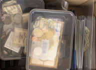 Doos met munten Nederland wb. produkten KNM (50 guldenstukken, zilveren tientjes, FDC-sets), tevens wat p[aiergeld en doosje wereldmunten