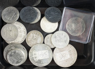 Doos met zilveren munten periode 1824-1912 met 2 halve guldens, 11 guldens (wb. 1824 en 1843) en 4 rijksdaalders, tevens ½ cent 1821 U