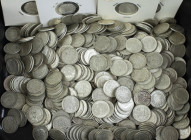 Doosje met ca. 960 gram zilveren Wilhelmina dubbeltjes