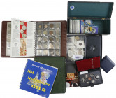 Doos met diverse munten Nederland wb. 50 guldenstukken, 5 en 10 euromunten (meest in coincards), tevens munten wereld wb. ABN-album en 2 proofsets Can...