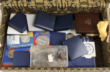Mooi kistje met diverse munten en penningen Nederland wb. euro's en produkten KNM