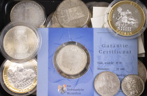Doosje met div. Nederlandse zilveren munten en enkele penningen