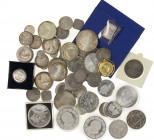 Doos je met overwegend (moderne) zilveren munten en penningen Nederland