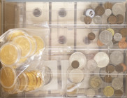 Verzameling munten Nederland op bladen wb met dubbeltej 1863, tevens zakje met 22 grote vergulde penningen en iets divers