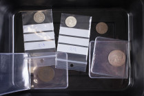 Doosje met ½ cent 1869 (PR/UNC), 1 cent 1822 U, 10 cent 1880 (PR+), 10 cent 1890 en ½ gulden 1864 (PR-)