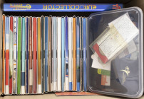 Doos met 26 verschillende 5 en 10 euromunten in proofverpakking, doosje coincards , verzameling euro's 'euro collector' en iets divers