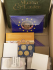 Doosje met 2 eurosets, 2 zilveren penningen (KNM), ABN-album en 2 doosjes munthouders