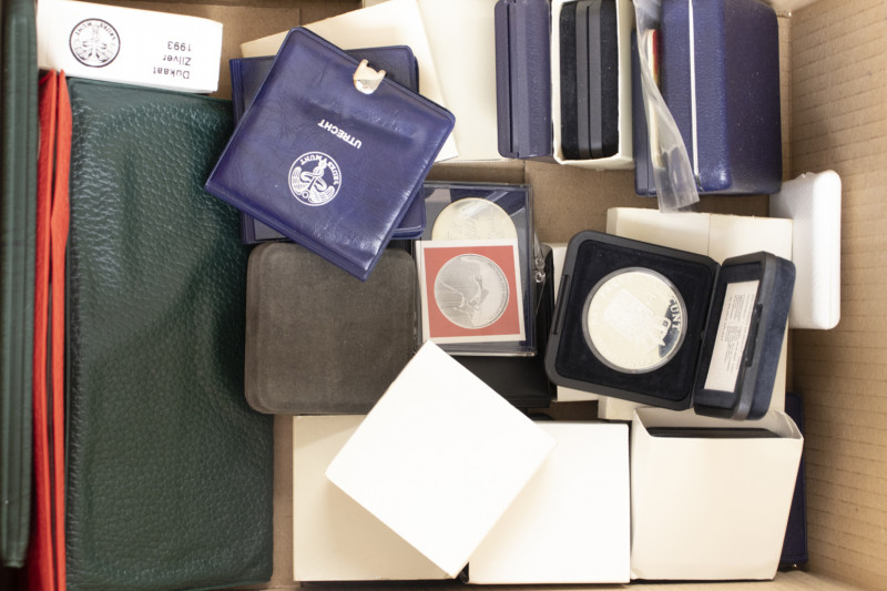 Doos met zilveren herdenkingsuitgiften van Nederland en de Antillen (10, 25 en 5...