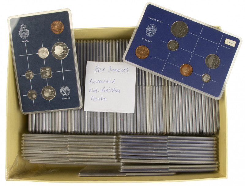 Doos met 80 hardplastic FDC-sets Nederland, Ned. Antillen en Aruba
