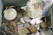 Stalen geldkistje (met sleutels) met munten Ned. Antillen en Curacao waarbij zilver, tevens munten wereld wb. koers, een penning uit Venezuela en wat ...