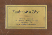 Netherlands - Houten ladekast met collectie 'Rembrandt in Zilver', uitgifte Franklin Mint, inhoudend ca. 50 sterling zilveren penningen