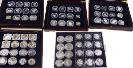 Netherlands - Collectie 'De geschiedenis van de Nederlandse Gulden' met vele zilveren en verguld zilveren penningen in diverse cassettes, tevens zilve...