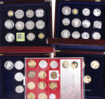 Netherlands - Collectie 'De geschiedenis van de Nederlandse Gulden' met vele zilveren en verguld zilveren penningen in diverse cassettes, tevens verza...