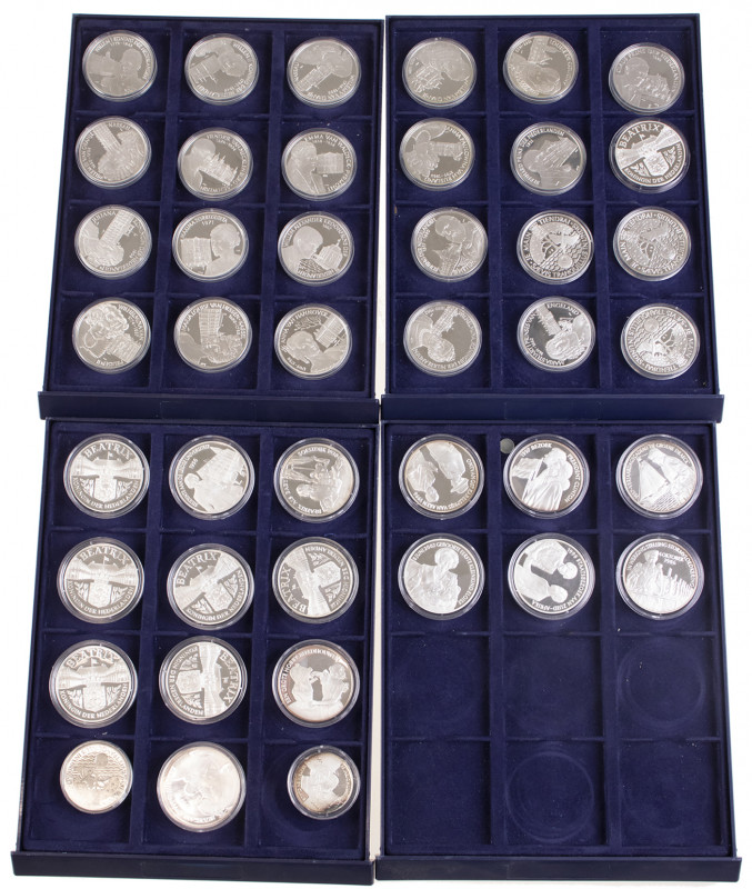 Netherlands - Verzameling in 4 cassettes met ca. 40 grootformaat zilveren Koning...