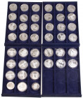 Netherlands - Verzameling in 4 cassettes met ca. 40 grootformaat zilveren Koningshuis penningen in capsules