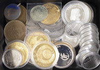 Netherlands - Doosje moderne penningen w.o. zilver (o.a. 10x Rembrandt) en Nijverheidsmedaille