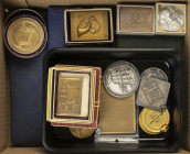 Netherlands - Negentien beloningspenningen van filatelist L. Frenkel, deels jurypenningen, ook zilver, tevens knoopgatembleem 'JURY' en doosje diverse...