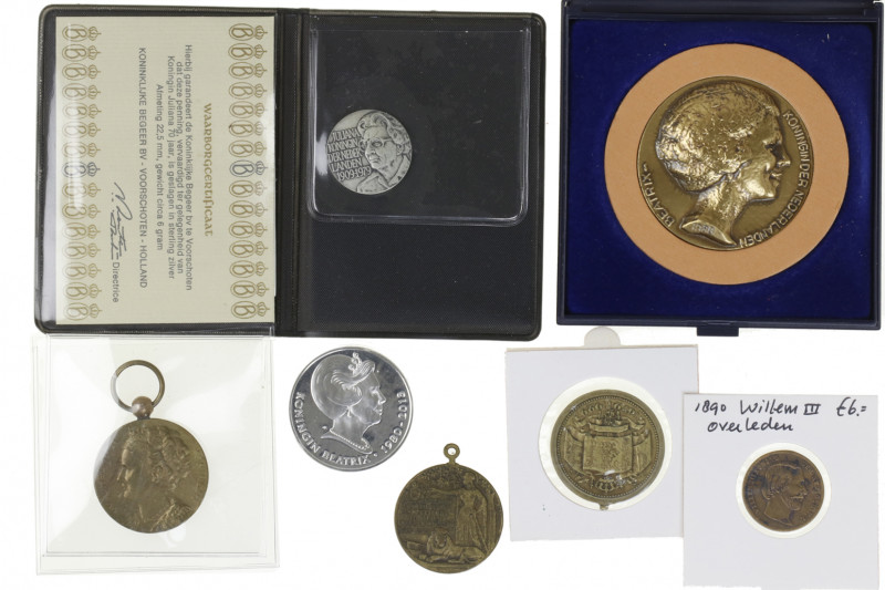 Netherlands - Doosje penningen m.b.t. Koninklijk Huis, regerings- en onafhandeli...