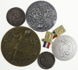 Netherlands - Doosje met ca. 5 penningen w.o. Wienecke HIJSM 1914, Willem III & Mary herdenking 1988, zilveren beloningspenning gemeente Alkmaar en ha...
