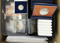 Netherlands - Doosje moderne penninkjes w.o. 170 Muntpenningen en stapeltje ecubrieven, setjes e.d.