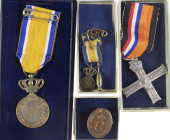 Medailles en onderscheidingen in lots - Nederland - Lotje met Verzetsherdenkingskruis, speld CNV, Draagspeldje Binnenlandsche Strijdkrachten en Eremed...