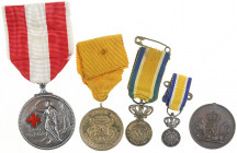 Medailles en onderscheidingen in lots - Nederland - Lotje met zilveren medaille van verdienste Rode Kruis, verguld zilveren 36 jaar Trouwe Dienst Mari...