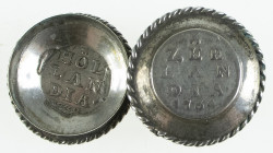 Varia - (Munt)sieraden - Breed cilindrisch loddereindoosje ('stuiverdoosje') met los deksel; aan de tapse uiteinden stuivertjes Holland 1738 en Zeelan...