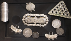 Varia - (Munt)sieraden - Doosje diversen w.o. biedermaier broche en munt-manchetknopen