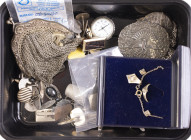 Varia - (Munt)sieraden - Doosje met vingerhoeden, manchetknopen, horloge, maliënbeursje etc
