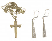 Varia - (Munt)sieraden - Kruisje aan ketting gestempeld .333 ca. 4 gram en twee oorbellen gestempeld .585 (wrsch. alleen de beugeltjes)