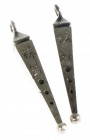Varia - (Munt)sieraden - Set van twee zilveren hangers (pengels) met Chinese inscriptie familienaam Lam Tjam