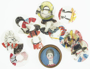 Varia - Curiosa - Gedraaid palmhouten doosje met schroefdeksel met onderin een gouache geschilderd aankleedportretje, met 18 mica plaatjes met geschil...