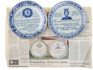 Varia - Curiosa - Twee aardewerk wandborden van 18 cm diameter, Porceleyne Fles Delft, op het verlaten van de gouden standaard in 1936: "Crisisjaar 19...