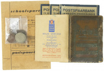 Varia - Curiosa - Leuke collectie Postspaarbank Nederlandsch Indië jaren 1930: 3 spaarbankboekjes (kantoren Probolinggo, Magelang en Soerabaja), 6 ide...