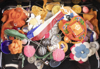 Varia - Curiosa - Doosje met divers Oranje speldjes, tevens 2 loden kogels (slag bij Haller?)