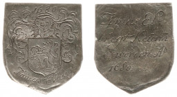 Varia - Curiosa - Gegraveerd zilveren schildje VZ - Wapenschild Leeuw met schedel op berg in de klauwen, boven '1680', onder 'Tomas Elbregt' / KZ In v...
