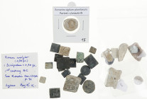 Varia - Gewichten - Interessant lot van ca. 19 Romeins/Byzantijnse blok- e.a. gewichtjes, tevens ca. 9 andere archeologica w.o. loden ornamenten