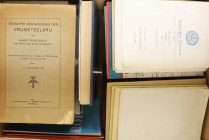 Varia - Literatuur - Algemeen - Doos met hoeveelheid publicaties over vrijmetselarij w.o. Gould 'Beknopte Geschiedenis der Vrijmetselarij' 1911, '250 ...
