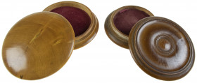 Varia - Muntbenodigdheden - Lot van twee gedraaid palmhouten doosjes met rood velours binnenbekleding voor penningen van ca. 36 en 43 mm diameter