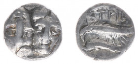 Northern Greece - Thrace - Moesia / Istros - AR Diobol (4th century BC, 1.15 g) - Facing male heads, the left inverted / Sea-eagle flying left, graspi...
