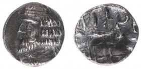 Persis - Rulers under Parthian sovereignty, 100 BC - end of 1st cent AD - Vahšīr (Oxarthes) - AR Drachm (3.67 g) - Bust of bearded king left, wearing ...