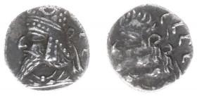 Persis - Vādfradād V dynasty, late 1st cent-211 AD - Mančhīr II - AR Hemidrachm (1.29 g), Bearded bust to left, showing a prominent hook nose and wear...