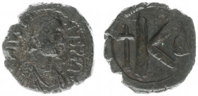 Justinus I (518-527) - AE 1/2 Follis (Constantinople, 9.42 g) - Diademed and cuirassed bust right / Large K, cross to left and Δ to right (S. 68 / DOC...