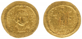 Justinianus I (527-565) - AV Solidus (Constantinople, 4.38 g) - D N IVSTINIANVS P P AVI, helmeted and cuirassed bust facing, holding globus cruciger i...