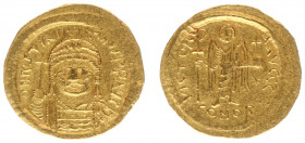 Justinianus I (527-565) - AV Solidus (Constantinople, 4.43 g) - D N IVSTINIANVS P P AVC, helmeted and cuirassed bust facing, holding globus cruciger i...