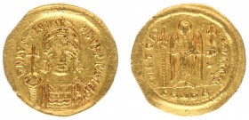 Justinianus I (527-565) - AV Solidus (Constantinople, 4.45 g) - D N IVSTINIANVS P P AVC, helmeted and cuirassed bust facing, holding globus cruciger i...