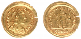 Justinianus I (527-565) - AV Tremissis (Constantinople, 1.57 g) - DN IVSTINIANVS PP AVG Pearl-diademed and draped bust right / VICTORIA AVGVSTORVM Vic...