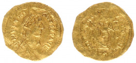 Justinianus I (527-565) - AV Tremissis (Constantinople,1.45 g) - D N IVSTINIANVS P P AVI, pearl-diademed, draped and cuirassed bust right / VICTORIA A...