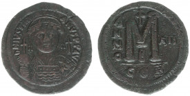 Justinianus I (527-565) - AE Follis (Constantinople year 12 = AD 538-539), 22.00 g) - Helmeted, draped and cuirassed bust right / Large M, cross above...